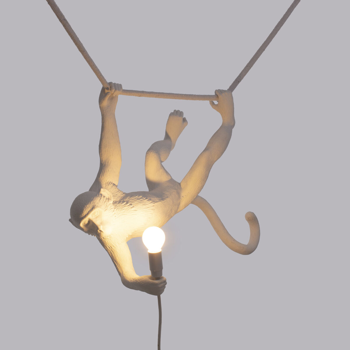 Seletti-Marcantonio-Monkey-lamp-white-swing-148752Z6A7235